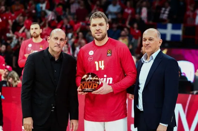 Ολυμπιακός: Το βίντεο με τους αδελφούς Αγγελόπουλους να δίνουν το βραβείο του MVP στον Βεζένκοβ