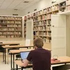 «Στην Αθήνα ψάχνουμε τις βιβλιοθήκες σαν ψύλλους στα άχυρα»