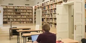 “Στην Αθήνα ψάχνουμε τις βιβλιοθήκες σαν ψύλλους στα άχυρα”