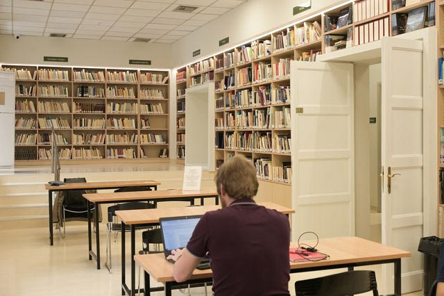 “Στην Αθήνα ψάχνουμε τις βιβλιοθήκες σαν ψύλλους στα άχυρα”