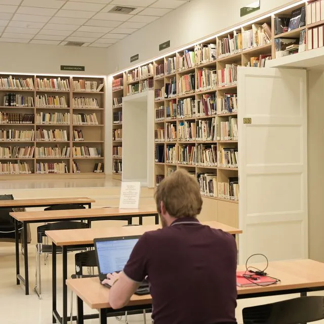 “Στην Αθήνα ψάχνουμε τις βιβλιοθήκες σαν ψύλλους στα άχυρα”