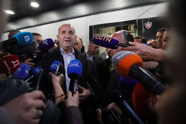 Εκλογές στη Βουλγαρία: Αυτοδυναμία για τον φιλορώσο Ρούμεν Ράντεφ