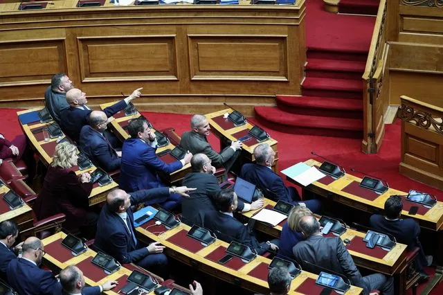 Το επιτελικό κράτος και η σιωπή των βουλευτών