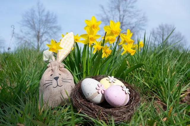 Καλάθι με πασχαλινά αυγά στο γρασίδι
