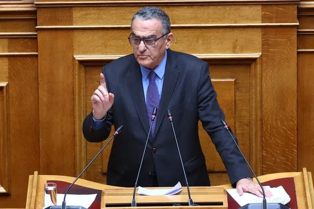 Ο Χαράλαμπος Αθανασίου στη Βουλή