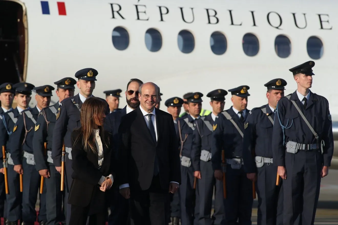 Ο Κωστής Χατζηδάκης στην αφιξη του Εμανουέλ Μακρον στον Διεθνή Αερολιμένα Αθηνών "Ελευθέριος Βενιζέλος"