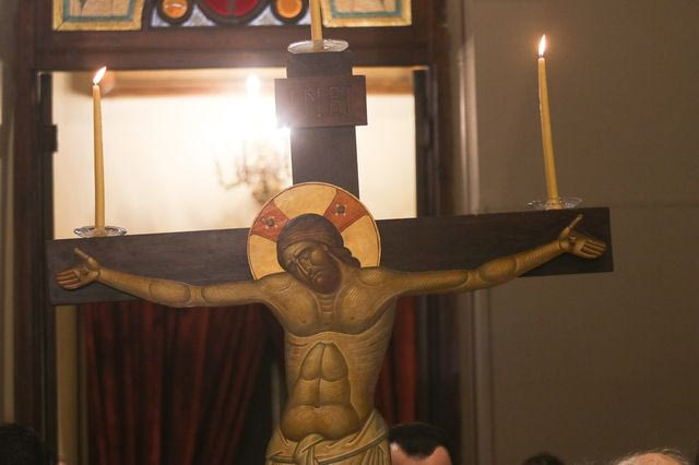 Μεγάλη Πέμπτη: “Σήμερον κρεμάται επί ξύλου…”- Κορυφώνεται το Θείο Δράμα με τη Σταύρωση του Χριστού