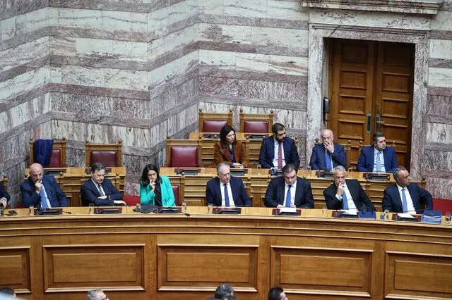 Υπουργοί στη Βουλή. Πολύ συχνά σε αυτά τα έδρανα κάθονται άνθρωποι που δεν έπρεπε να βρίσκονται εκεί