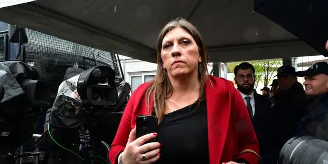 Η Ζωή Κωνσταντοπούλου στη δίκη για το σιδηροδρομικό δυστύχημα στα Τέμπη