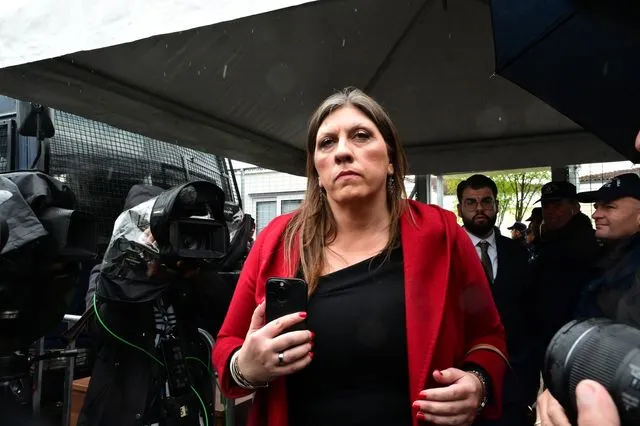 Η Ζωή Κωνσταντοπούλου στη δίκη για το σιδηροδρομικό δυστύχημα στα Τέμπη