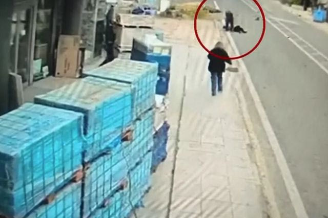 Αρτέμιδα: Αυτοκίνητο παρέσυρε μοτοσικλετιστή και τον εγκατέλειψε αβοήθητο – Βίντεο