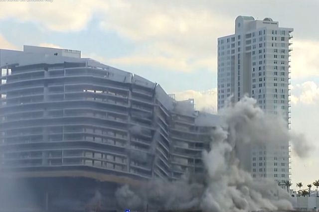 Θεαματική κατεδάφιση ξενοδοχείου 23 ορόφων στο Μαϊάμι - Βίντεο