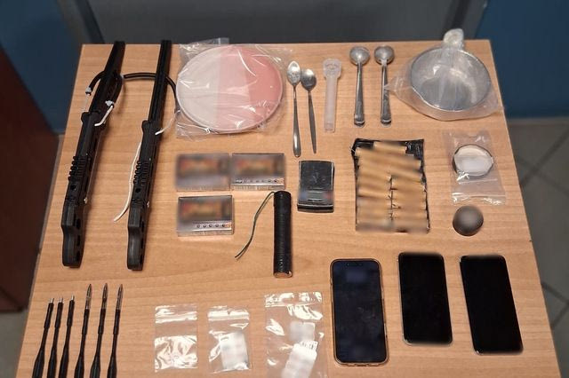 Χαλκίδα: Οπλα, ναρκωτικά και αρχαία στα χέρια της ΕΛΑΣ – 3 Συλλήψεις