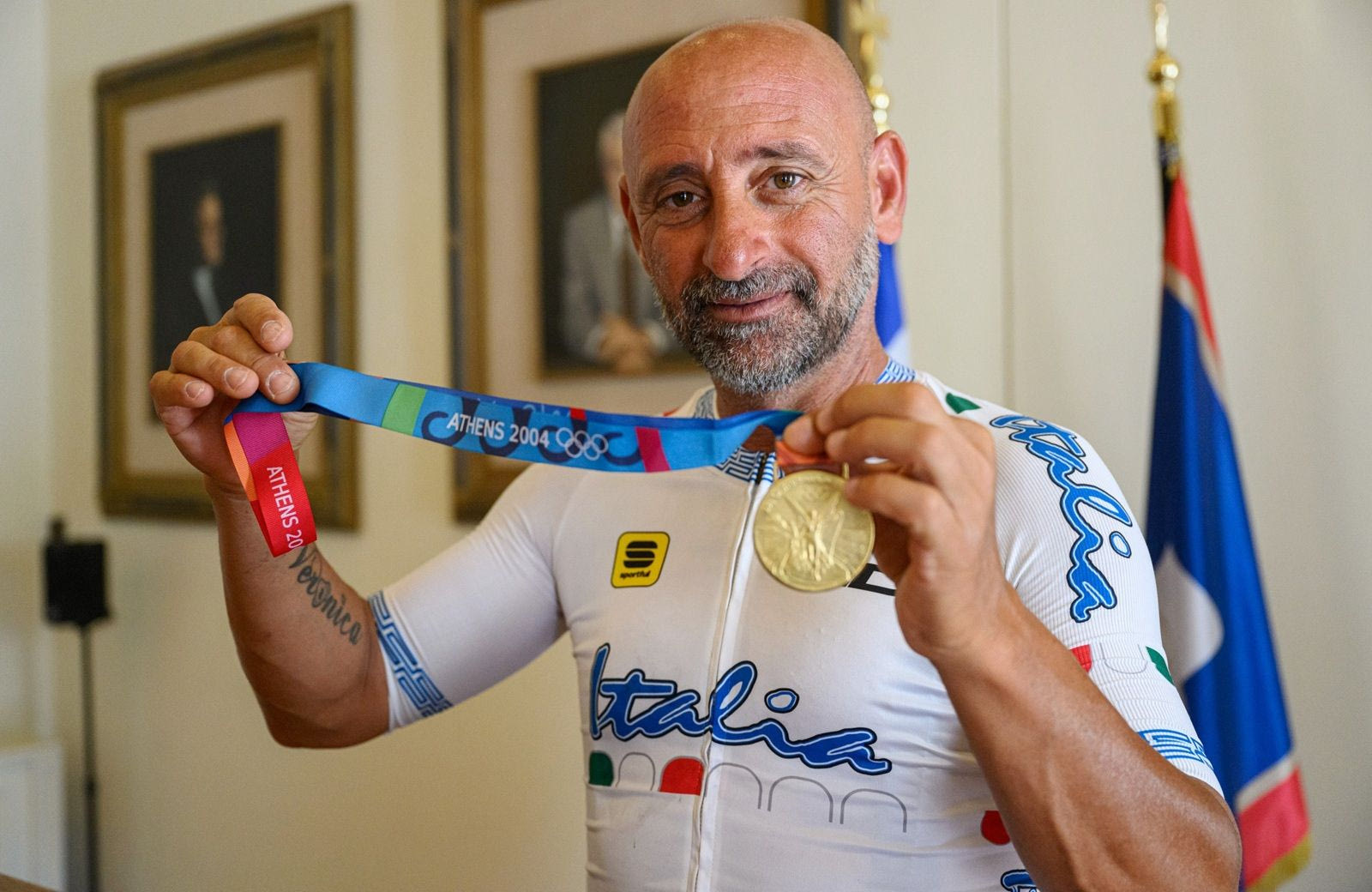 Ο Πάολο Μπετίνι με το χρυσό ολυμπιακό μετάλλιο που κατέκτησε το 2004 στην Αθήνα, στο αγώνισμα του δρόμου αντοχής. Ο Ιταλός πρώην παγκόσμιος πρωταθλητής θα βρεθεί στη Μεγαλόπολη και θα συμμετάσχει στη διαδρομή των 100 χιλιομέτρων.
