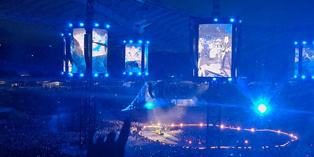 Οι Metallica τα “έσπασαν” με Τρύπες – Χαμός στο ΟΑΚΑ