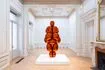 Jeff Koons Balloon Venus Lespugue (Orange), 2013-2019 Ανοξείδωτος ανακλαστικός χάλυβας με διάφανη χρωματική επίστρωση 266,9 x 124,1 x 104,7 εκ. 1/5 μοναδικές εκδόσεις Συλλογή Homem Sonnabend © Μουσείο Κυκλαδικής Τέχνης Φωτογραφία: Πάρις Ταβιτιάν