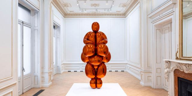 Jeff Koons Balloon Venus Lespugue (Orange), 2013-2019 Ανοξείδωτος ανακλαστικός χάλυβας με διάφανη χρωματική επίστρωση 266,9 x 124,1 x 104,7 εκ. 1/5 μοναδικές εκδόσεις Συλλογή Homem Sonnabend © Μουσείο Κυκλαδικής Τέχνης Φωτογραφία: Πάρις Ταβιτιάν