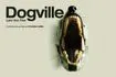 Ο Άρης Μπινιάρης μεταπλάθει το Dogville σε μια τελετουργία έντασης και αποκάλυψης