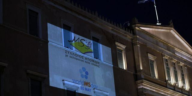 Η Βουλή φωταγωγήθηκε για την Παγκόσμια Ημέρα Σκλήρυνσης Κατά Πλάκας