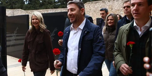 Το Μνημείο, η (άλλη) φωτογραφία και ο θρασύτατος Άδωνις…