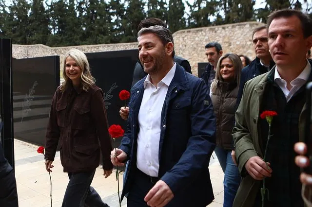 Το Μνημείο, η (άλλη) φωτογραφία και ο θρασύτατος Άδωνις…