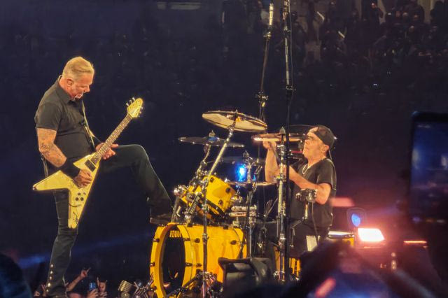 Οι Metallica τα “έσπασαν” με Τρύπες – Χαμός στο ΟΑΚΑ
