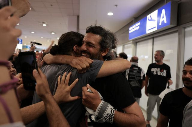 Global Sumud Flotilla: Στην Αθήνα οι 19 που κρατούνταν στο Ισραήλ – Μικρή ένταση στο “Ελ. Βενιζέλος”