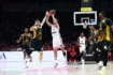 Ολυμπιακός – ΑΕΚ: Αδιανόητο buzzer beater του Βεζένκοβ από το κέντρο στη λήξη της πρώτης περιόδου