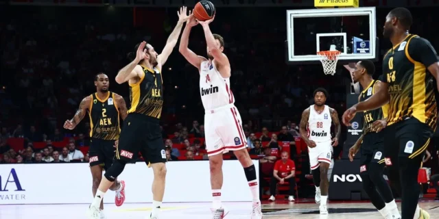 Ολυμπιακός – ΑΕΚ: Αδιανόητο buzzer beater του Βεζένκοβ από το κέντρο στη λήξη της πρώτης περιόδου
