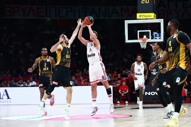 Ολυμπιακός – ΑΕΚ: Αδιανόητο buzzer beater του Βεζένκοβ από το κέντρο στη λήξη της πρώτης περιόδου