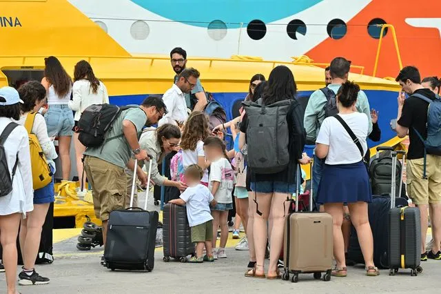 Τριήμερο Αγίου Πνεύματος: Ξεκίνησε η έξοδος των εκδρομέων – Αυξημένη η κίνηση σε Πειραιά και Κηφισό