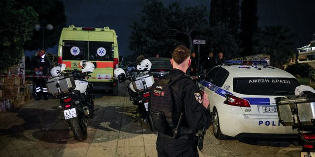 Ανδρας της Αστυνομίας, περιπολικό και ασθενοφόρο σε περιστατικό (Φωτογραφία αρχείου)