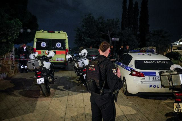 Ανδρας της Αστυνομίας, περιπολικό και ασθενοφόρο σε περιστατικό (Φωτογραφία αρχείου)