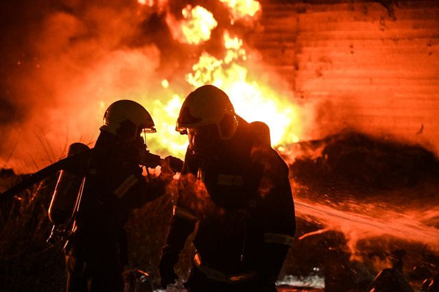 Θεσσαλονίκη: Φωτιά σε προαύλιο χώρο επιχείρησης στο Ωραιόκαστρο