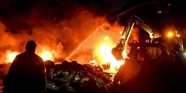 Φωτιά στην Πάτρα: Εικόνες καταστροφής στην πρώην Pirelli