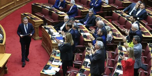 Υποκλοπές: Αποχώρησαν ΠΑΣΟΚ, ΣΥΡΙΖΑ, ΚΚΕ από τη Βουλή καταγγέλλοντας μεθοδεύσεις της κυβέρνησης