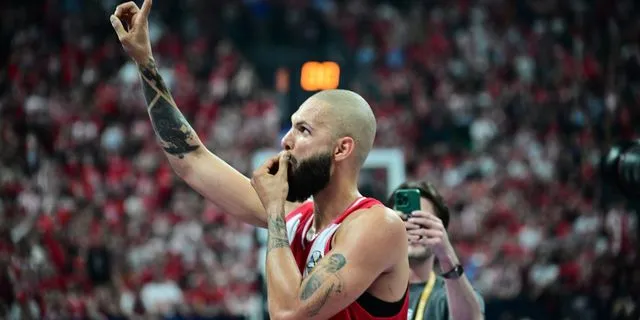 Το μαγικό τρίποντο του Φουρνιέ και η αντίδραση του Γιώργου Αγγελόπουλου