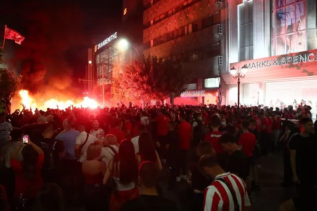 Ολυμπιακός: Τρελά πανηγύρια στον Πειραιά για την κατάκτηση της EuroLeague