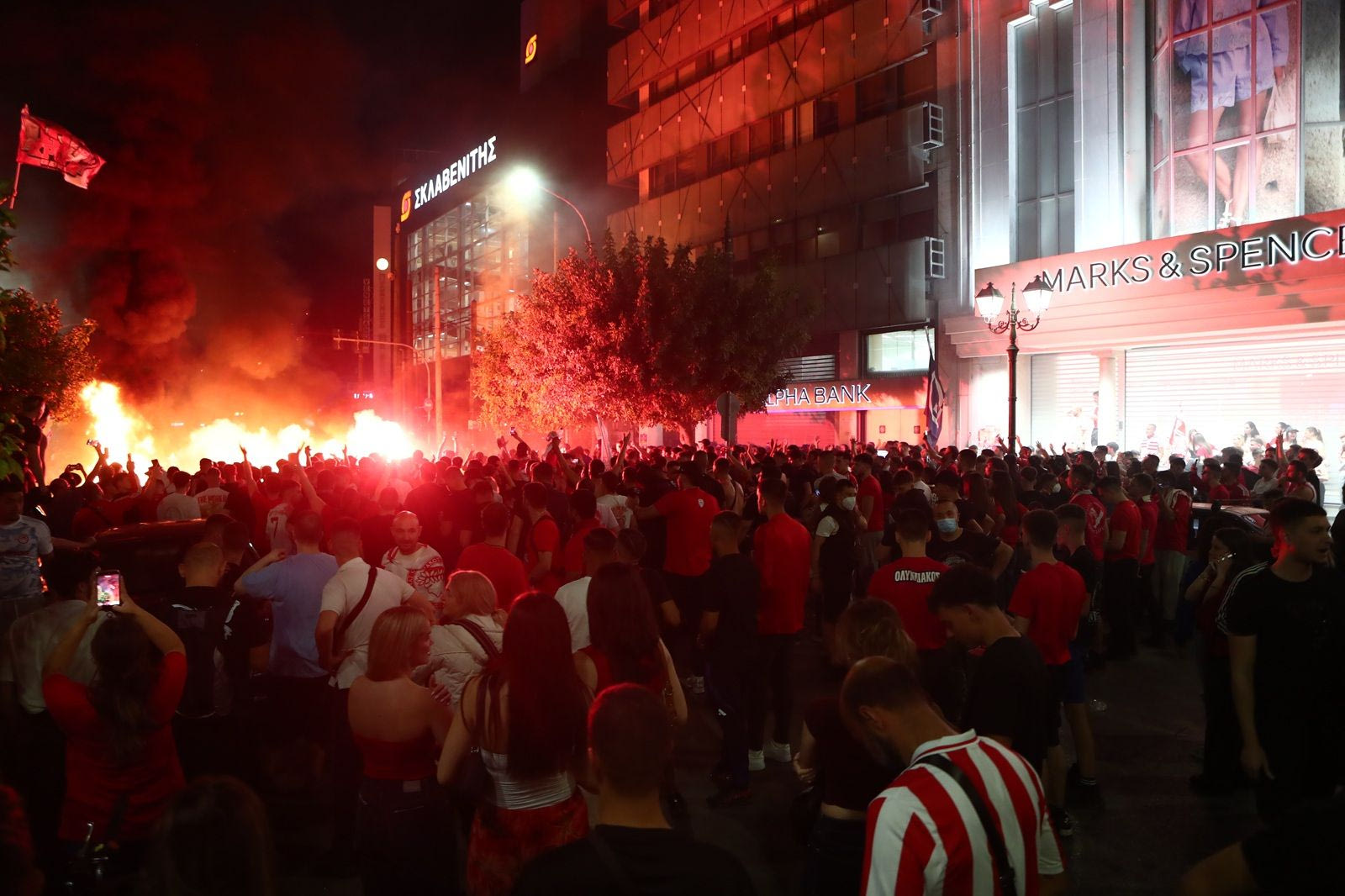 Ολυμπιακός: Τρελά πανηγύρια στον Πειραιά για την κατάκτηση της EuroLeague