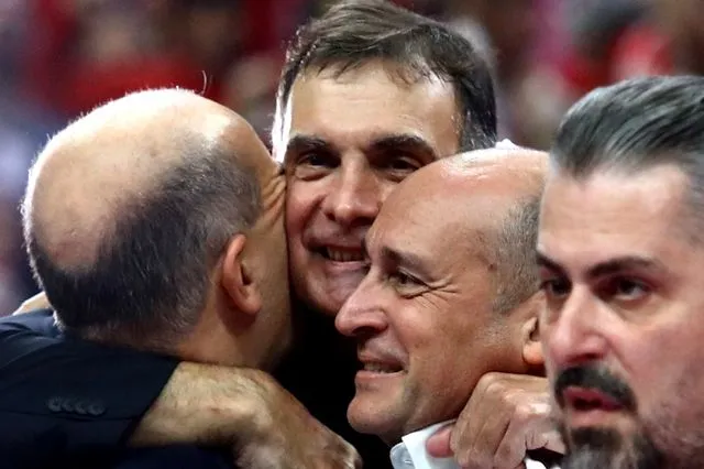 Ο Γιώργος Μπαρτζώκας με τους προέδρους του Ολυμπιακού