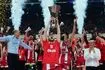 Ο Κώστας Παπανικολάου σηκώνει την κούπα της Euroleague