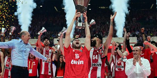Ο Κώστας Παπανικολάου σηκώνει την κούπα της Euroleague