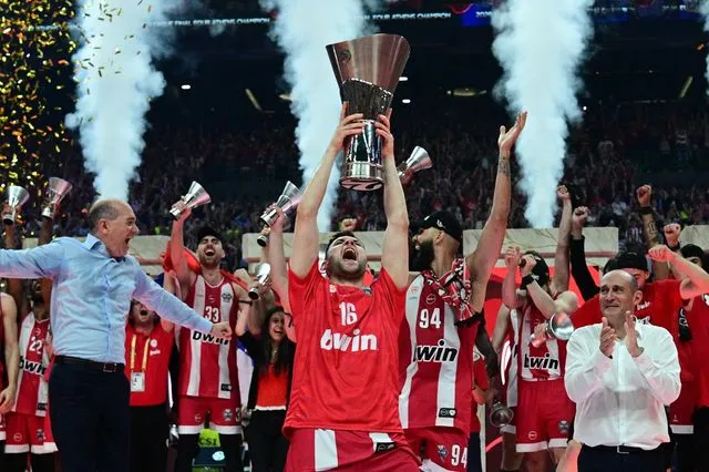 Ο Κώστας Παπανικολάου σηκώνει την κούπα της Euroleague