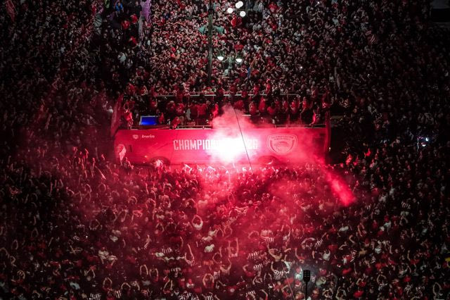 Οι πανηγυρισμοί των ερυθρόλευκων στον Πειραιά