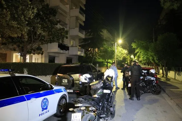 57χρονος άνδρας αυτοκτόνησε αφού πυροβόλησε και τραυμάτισε τη γυναίκα του στη περιοχή του Χολαργού