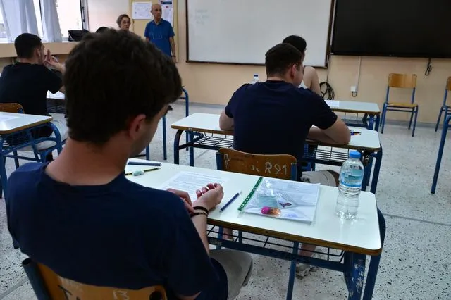 Πανελλαδικές Εξετάσεις στα Γενικά Λύκεια (ΓΕΛ) όλης της χώρας.