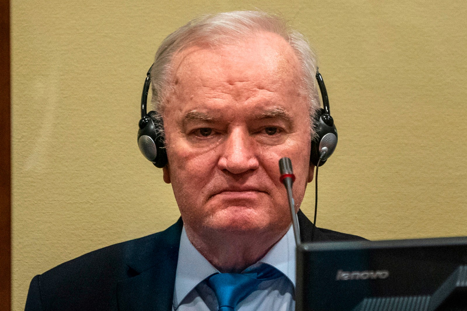 Επίτροπος Κος για Μλάντιτς: “Η εξύμνηση εγκληματιών πολέμου δεν έχει θέση στην ΕΕ”