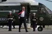 Ο Ντόναλντ Τραμπ περπατά από το Marine One για να επιβιβαστεί στο Air Force One στο Διεθνές Αεροδρόμιο της Φλόριντα