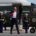 Ο Ντόναλντ Τραμπ περπατά από το Marine One για να επιβιβαστεί στο Air Force One στο Διεθνές Αεροδρόμιο της Φλόριντα