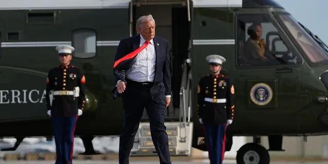 Ο Ντόναλντ Τραμπ περπατά από το Marine One για να επιβιβαστεί στο Air Force One στο Διεθνές Αεροδρόμιο της Φλόριντα